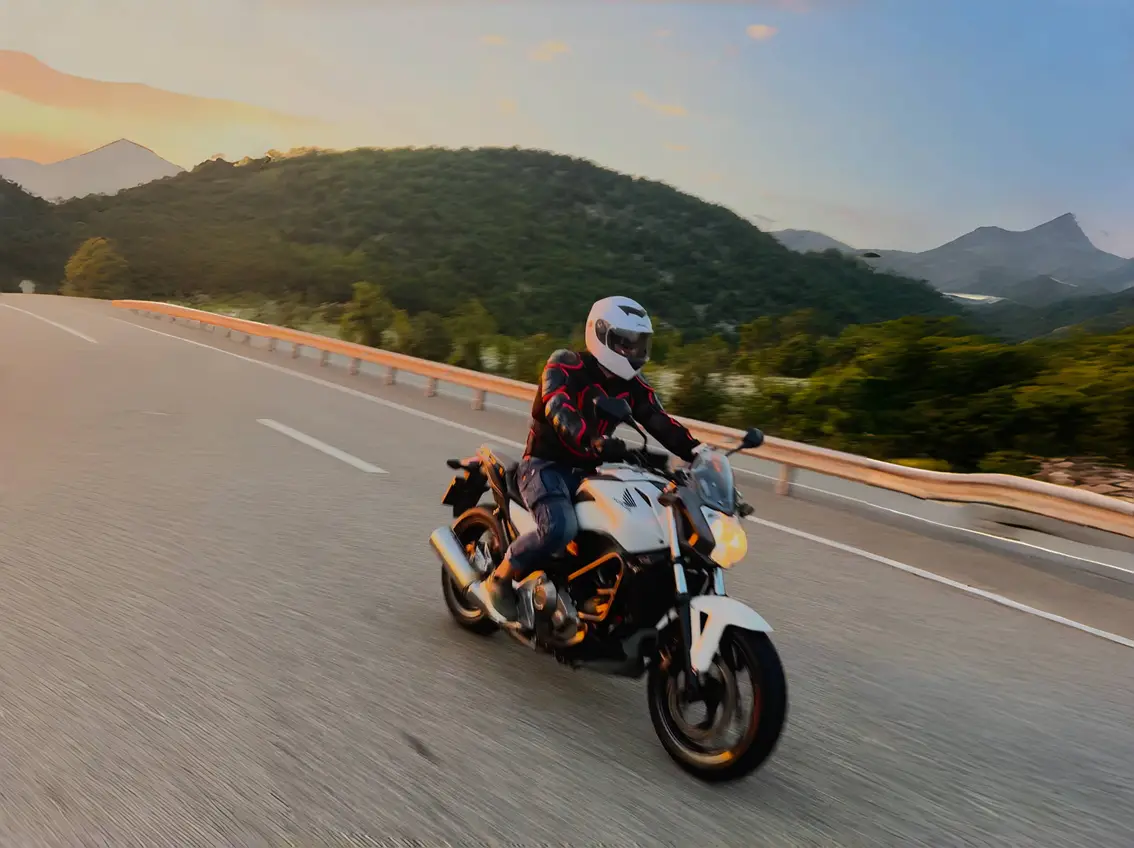 Гид Moto Levins с картой маршрута рядом с мотоциклом клиента в Новороссийске