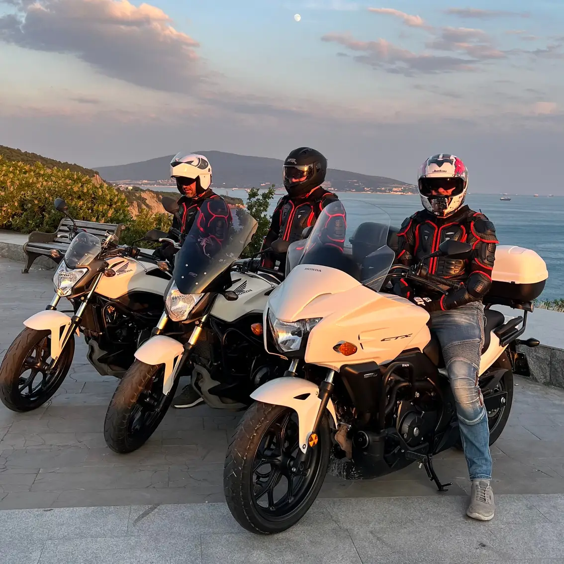 Небольшая колонна мотоциклов Moto Levins на серпантине Черноморья